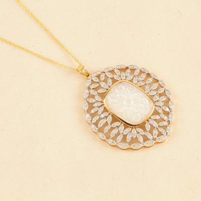 O3398 Diamond & Pearl Carving Pendent